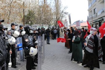 Télécharger la video: EVLAT NÖBETİNDEKİ ANNE: 9,5 YILDIR KIZIMIN MONTUNA SARILARAK YATIYORUM