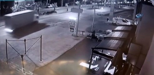 Kontrolden çıkan kamyon şarampole yuvarlandı