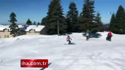 Fransız kayakçılar, paraşütle kaydı!