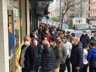 ESENLER'DE SOSYAL MESAFESİZ BAKLAVA KUYRUĞU