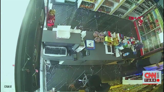 Oğluna kızdı! Marketteki kasiyerin başına şişeyle vurdu