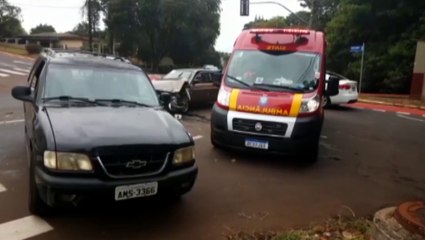 Blazer e Voyage se envolvem em acidente na Rua São Paulo, esquina com a Rua 25 de Agosto