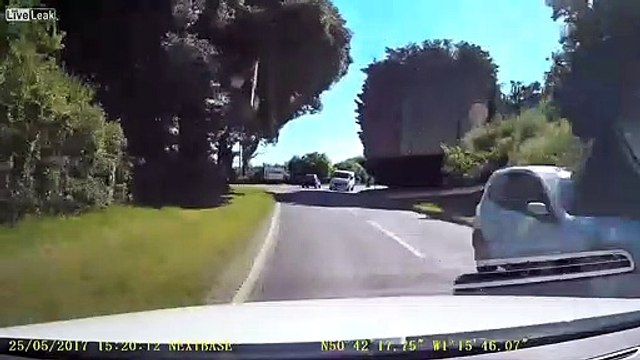 Ce conducteur va avoir beaucoup de chance... A 2 doigts du tonneau
