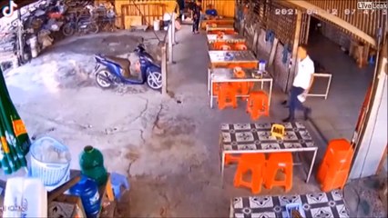 Prendre à emporter en scooter... elle emporte même les tables du resto