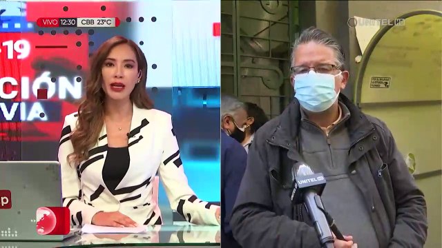 Adultos mayores resignados por las colas y el trámite que deben realizar para vacunarse