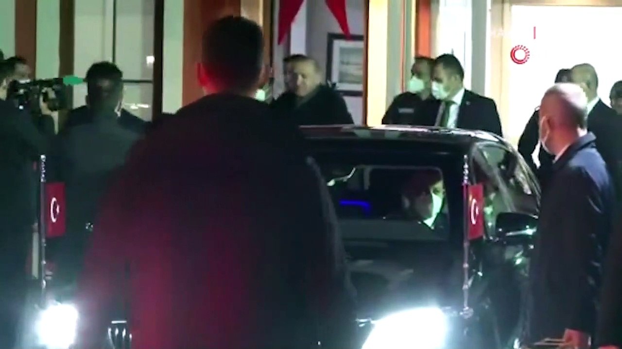 Cumhurbaşkanı Erdoğan, Çengelköy Polis Merkezi'nde görevli polislerle iftar yaptı