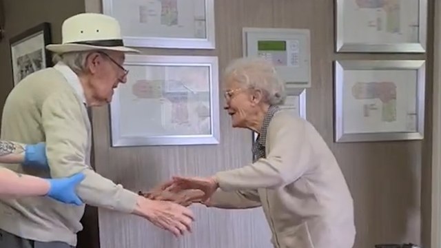 Séparé depuis des mois, ce couple de retraités se retrouve et émeut les réseaux sociaux