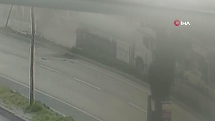 Kırmızı ışık ihlali yapan tanker taksiyi böyle parçaladı