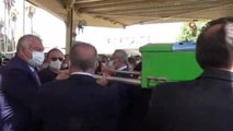 Taşıdığı tabutun direği elinde kalınca Fatih Terim şaşkınlık yaşadı