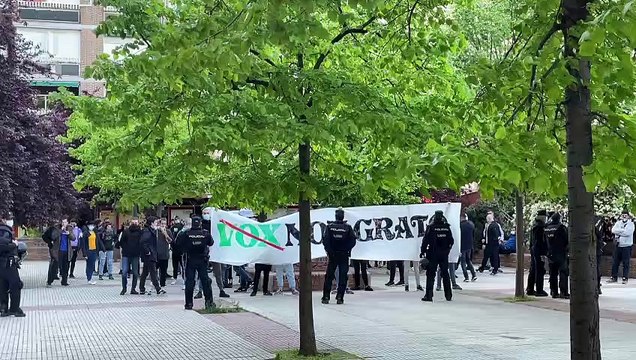 Un grupo de antifascistas en el mitin de Vox en Moratalaz