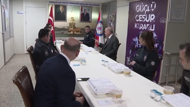 Son dakika! Cumhurbaşkanı Erdoğan, Çengelköy Polis Merkezi'nde iftar yaptı (2)