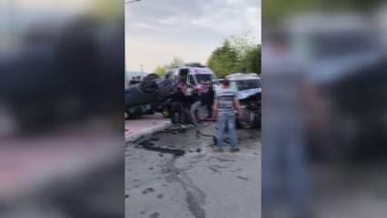 Hafif ticari araçla otomobil çarpıştı: 4 yaralı