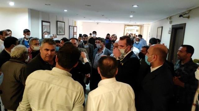 DEDAŞ elektriği kesti, çiftçiler DSİ'yi bastı, kısa süreli arbede yaşandı