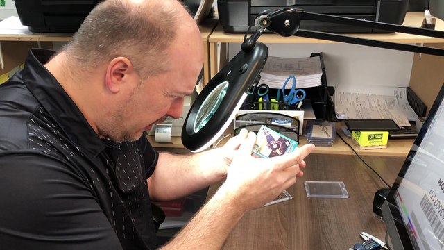 Daniel Rock de ACA Certification explique le processus de gradation d'une carte (Vidéo Katherine Harvey-Pinard)