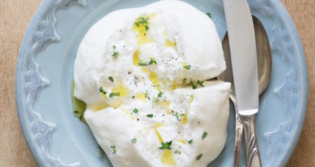 Discover Burrata: Italy's Creamy, Decadent Cheese 🍽️