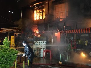 YIKILMA TEHLİKESİ GEÇİREN TARİHİ BİNA, ALEVLERE TESLİM OLDU