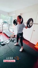 Sigrid Bazán levantando pesas