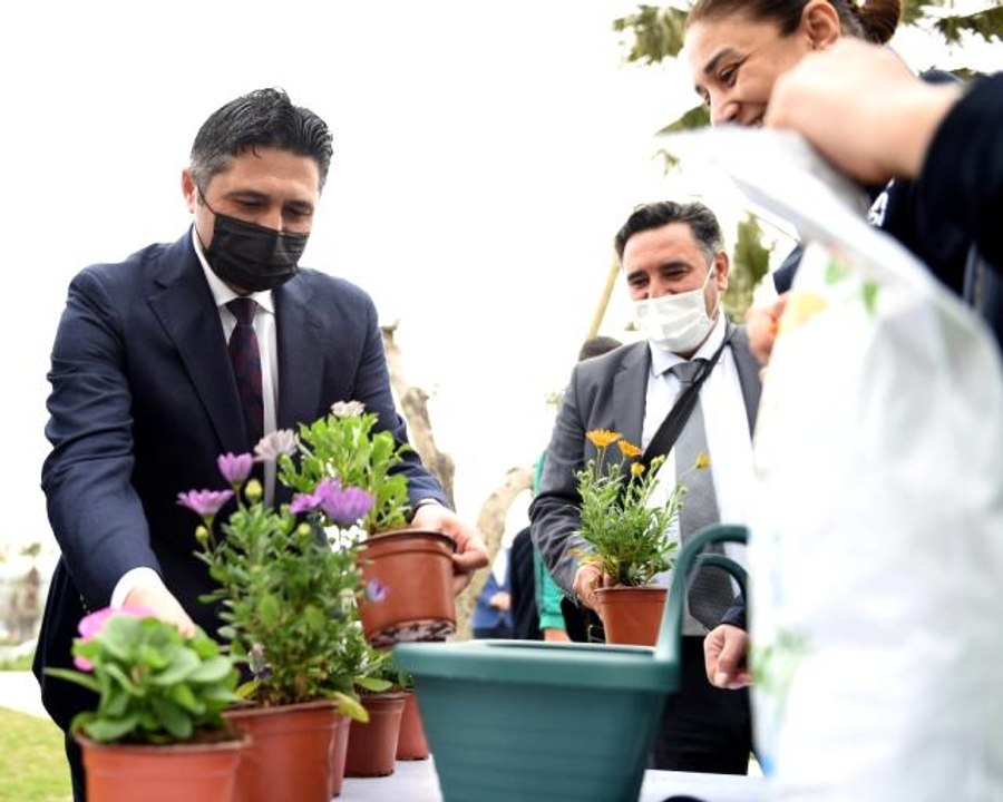 Aliağa'da balkonlar çiçek açtı