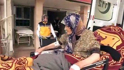 Teröristlerin ölüme terk ettiği Afrinli yaşlıları Türk askeri kurtardı