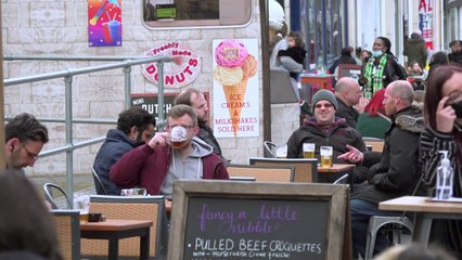 "동굴에서 나온 기분"...일상 복귀 속도 내는 영국 / YTN