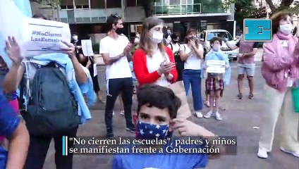 "No cierren las escuelas", padres y niños se manifiestan frente a Gobernación