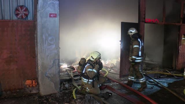 İSTANBUL-SULTANGAZİ'DE MOBİLYA İMALATHANESİNDE ÇIKAN YANGINDA BİR İTFAİYE ERİ DUMANDAN ETKİLENDİ