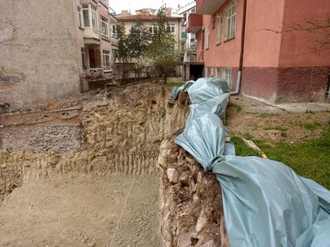 Ankara'da temelinde toprak kayması oluşan 3 katlı Saadet apartmanı tahliye edildi