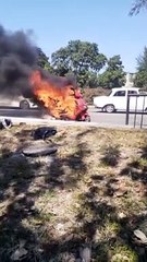 Reportan incendio de una moto eléctrica en una calle de La Habana
