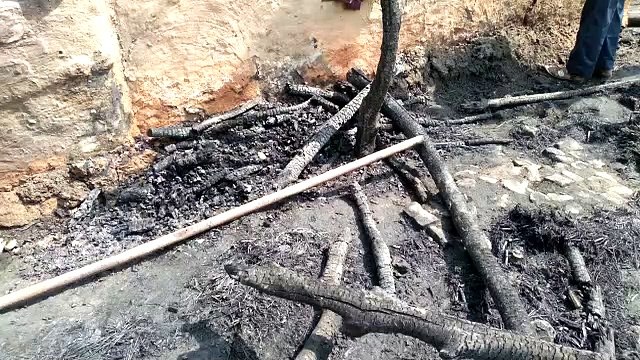 शाहजहांपुर : झोपड़ियों मे लगी भीषण आग, लाखो का सामान जलकर राख़