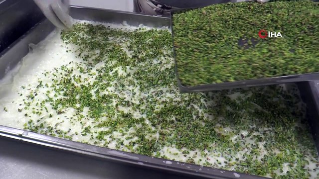 Güllaç ustalarının yoğun mesaisi