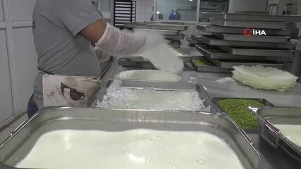 Güllaç ustalarının yoğun mesaisi