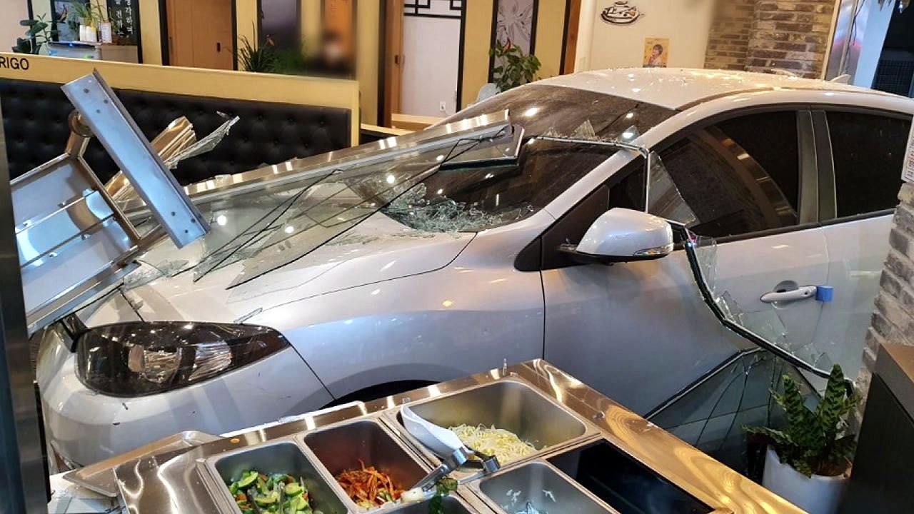 주차하던 승용차 음식점 돌진...1명 다쳐 / YTN