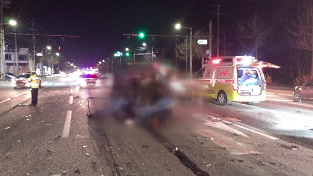 충북 제천에서 화물차가 버스 들이받아...1명 숨져 / YTN