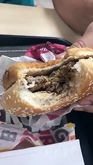 Ünlü hamburger zincirinde mide bulandıran görüntü! İçinden çıkan şoke etti