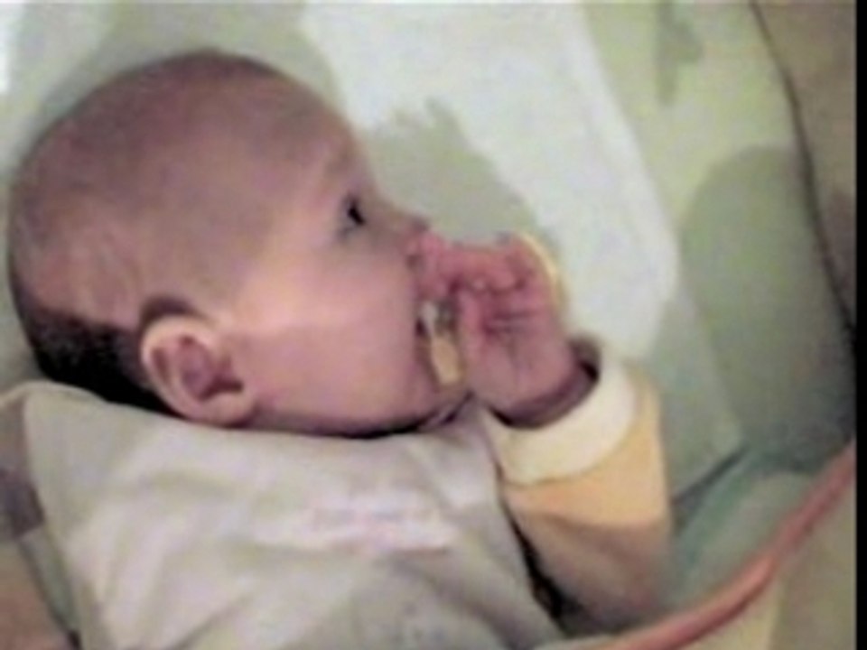 Léa joue avec sa tétine