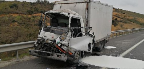 ARNAVUTKÖY'DE KAZA YAPAN KAMYONET ŞOFÖRÜ ARAÇTA SIKIŞTI