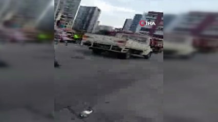 Otomobiller çarpıştı.. Feci kaza güvenlik kamerasına yansıdı