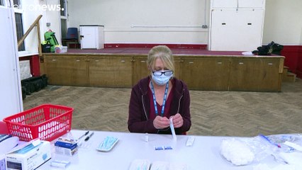 İngiltere'de aşının orucu bozacağını düşünenler için iftar sonrası hizmet veren aşı merkezi kuruldu