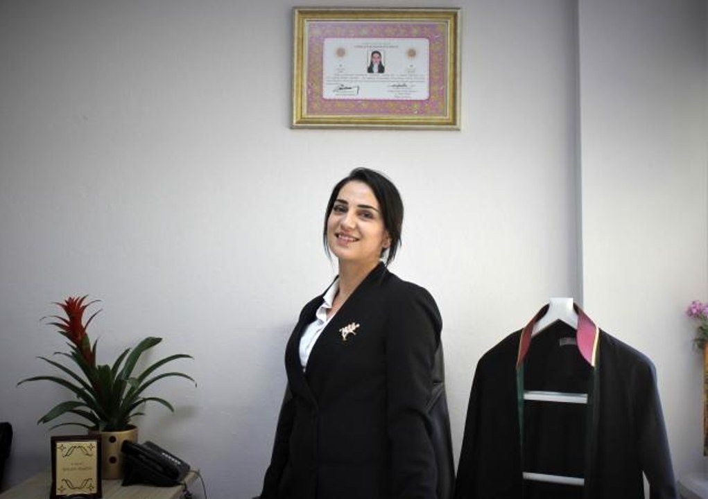 Üniversite hastanesinde hemşireydi, şimdi aynı üniversitenin avukatı oldu