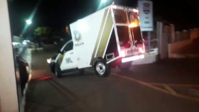 Corpo de jovem que foi assassinado a facadas em Santa Tereza do Oeste, é levado ao IML de Cascavel
