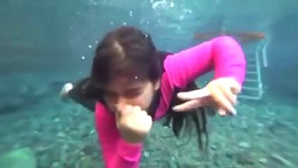 شفا استبحت في المسبح الحار ♨ Shfa plays in hot poo