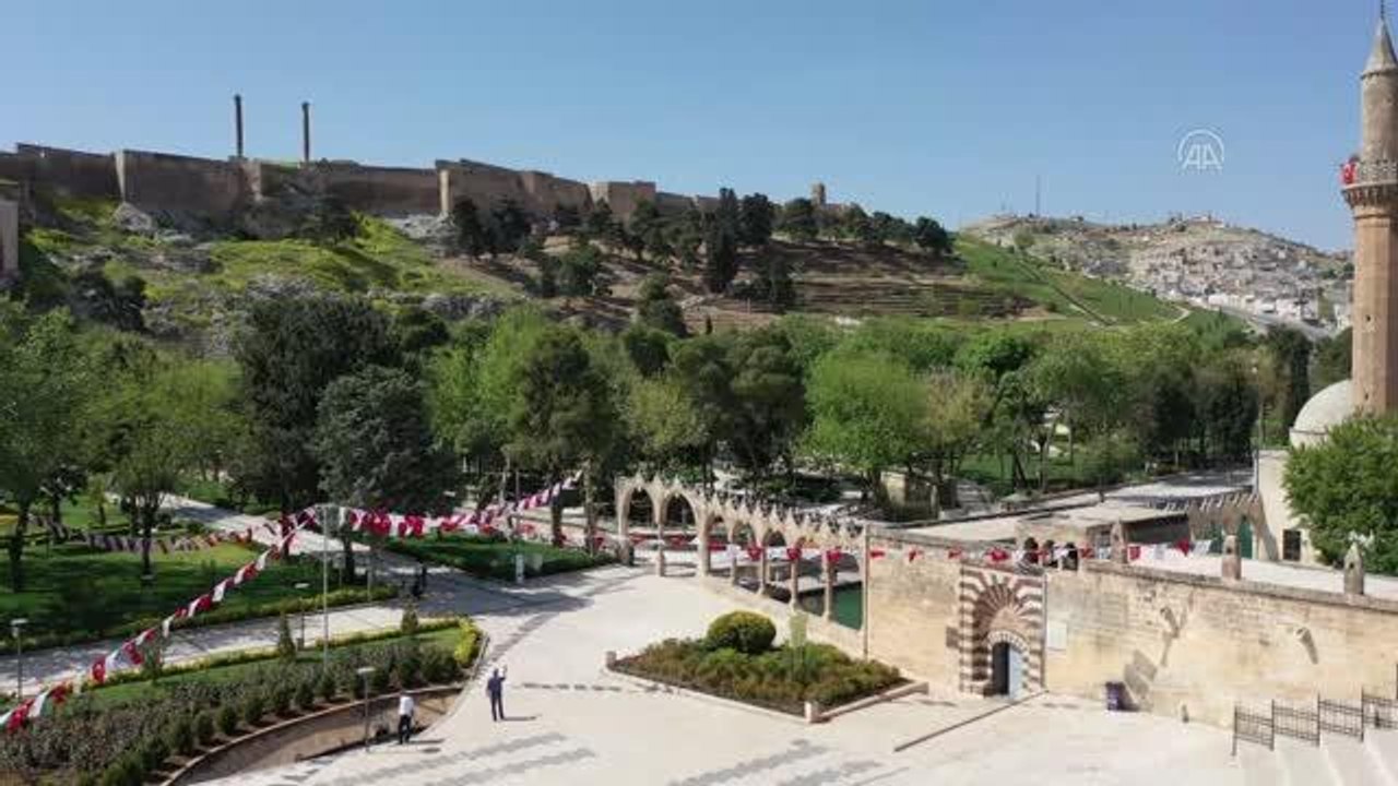 ŞANLIURFA - Caddeler ve tarihi Balıklıgöl sessizliğe büründü