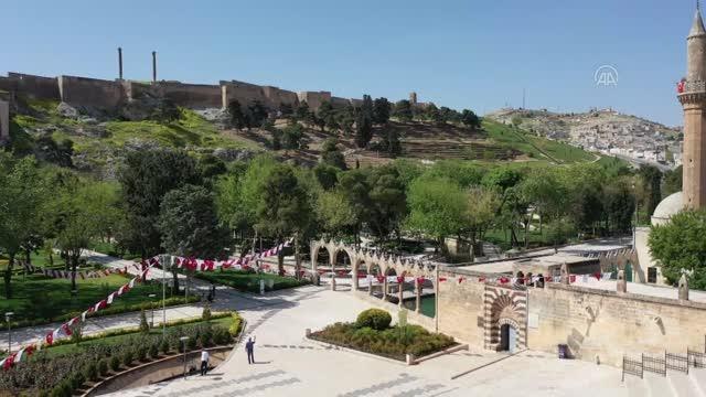 ŞANLIURFA - Caddeler ve tarihi Balıklıgöl sessizliğe büründü