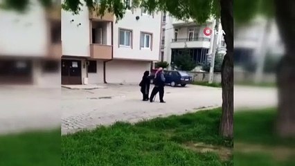 Dilencilikte çığır açan yöntem.. Yüksek sesle ilahi okuyarak sokakta dilendiler