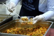 Aydın Büyükşehir Belediyesi her gün 25 bin vatandaşa sıcak yemek ulaştırıyor