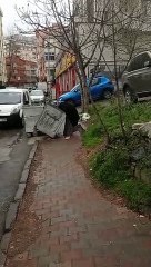 İstanbul'da yaşlı bir yurttaş çöpte yemek ararken görüntülendi: Polis görse ceza mı kesecek?