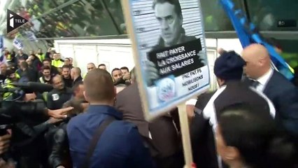 Air France : la chemise du DRH arrachée par un salarié (iTélé)