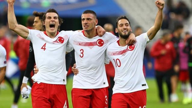 Milli futbolcu Hakan Çalhanoğlu'nun, PSG ile anlaştığı ortaya çıktı