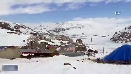 Buzlar arasından yükselen minare