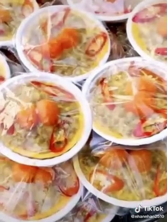 Học sinh cấp 3 bán mắm chưng tại Thủ Đức để kiếm tiền đi học